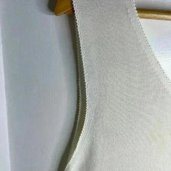 Country Road Ivory V  Neck Tank Size Medium - Picture 2 of 6